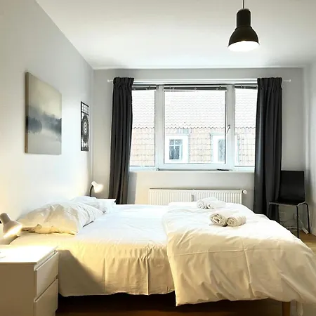 And Spacious For 7 In Vestbyen Appartement