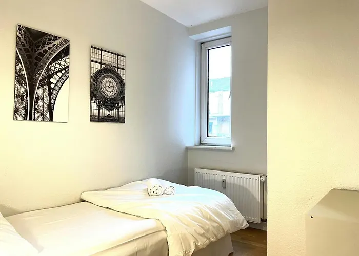 Lägenhet And Spacious For 7 In Vestbyen Ålborg