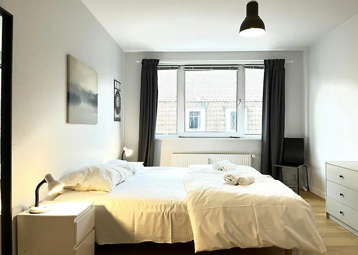 And Spacious For 7 In Vestbyen Lägenhet