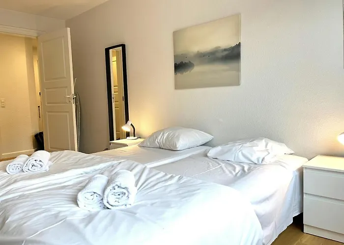 Lägenhet And Spacious For 7 In Vestbyen