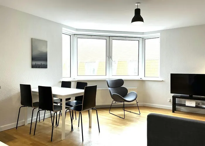 Lägenhet And Spacious For 7 In Vestbyen