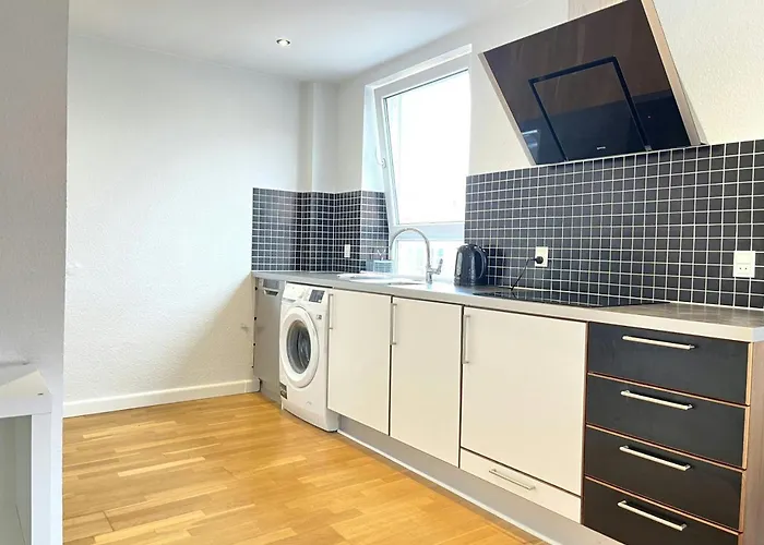 Lägenhet And Spacious For 7 In Vestbyen Ålborg